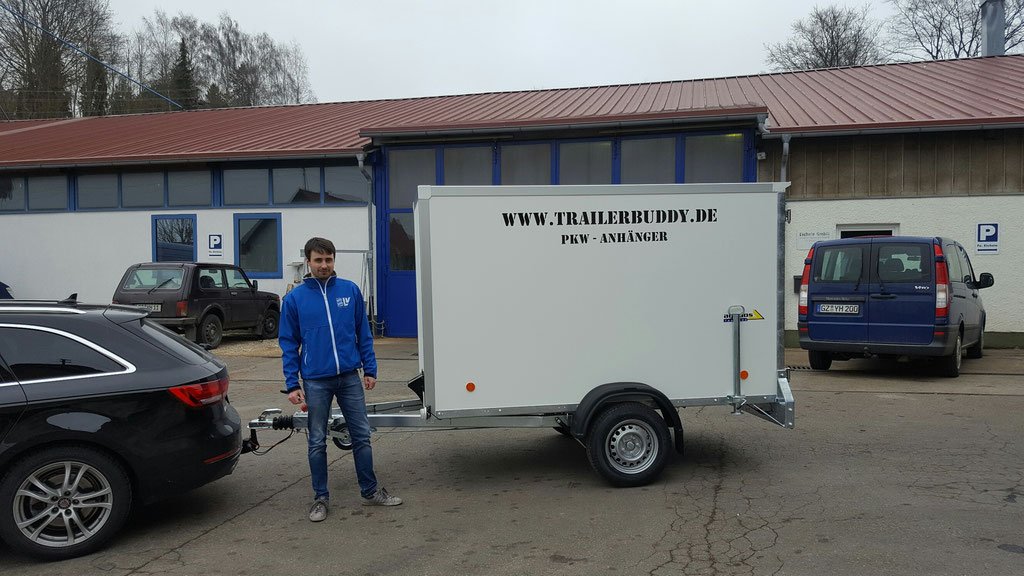 Jetzt fährt auch der Bayerische Leichtathletik Verband einen Anhänger vom Trailerbuddy! Herr Reiche bei der Übergabe.