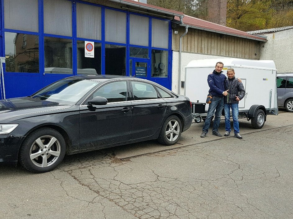Ein weiterer zufriedener Trailerbuddy-Kunde bei der Abholung.