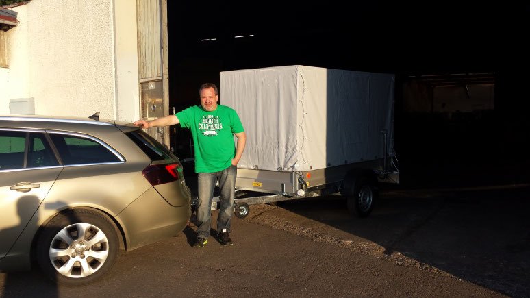 Herr Schneider zieht seinen neuen VZ 26 ALU aus der TRAILERBUDDY Halle.