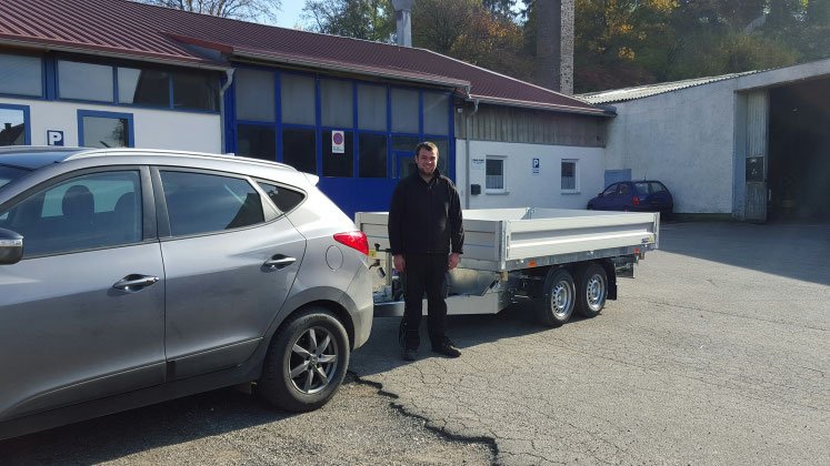 Dany holt seinen Dreiseitenkipper AGADOS ATLAS 2600 KG beim Trailerbuddy ab.