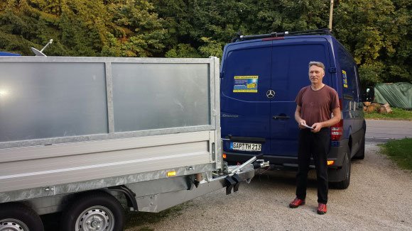 Herr Härtl von Solartechnik Härtl freut sich über seinen Elektrokipper AGADOS Atlas.