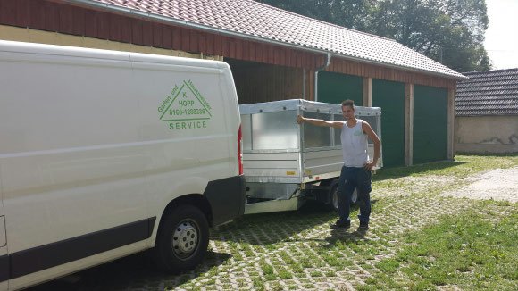 Herr Hopp Hausmeisterdienste mit seinem neuen Atlas Kipper Vollausattung.