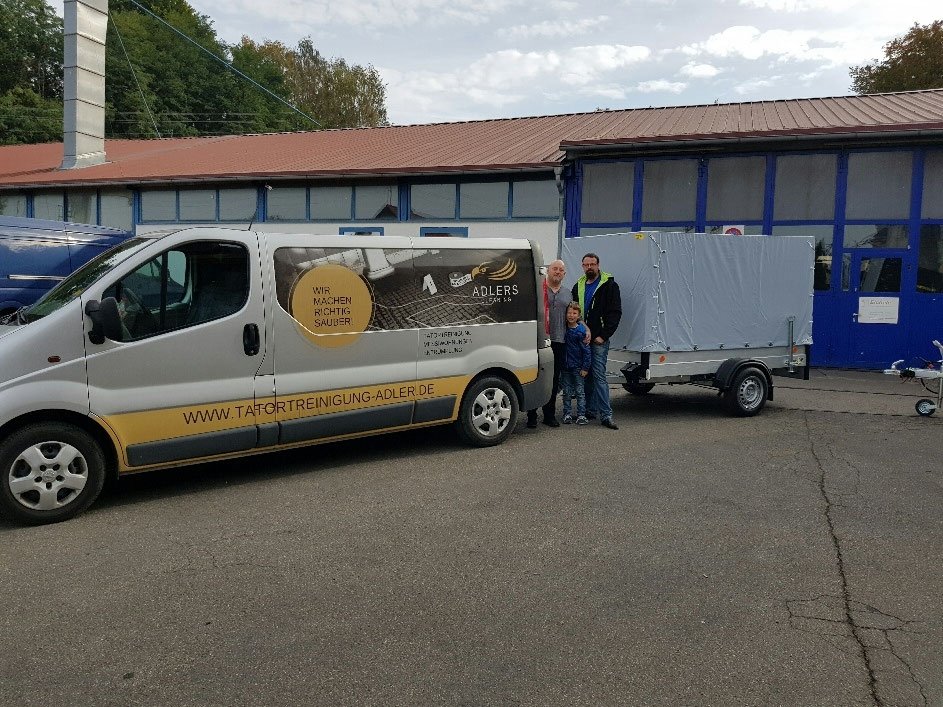 Ein weiterer zufriedener Trailerbuddy-Kunde bei der Abholung.