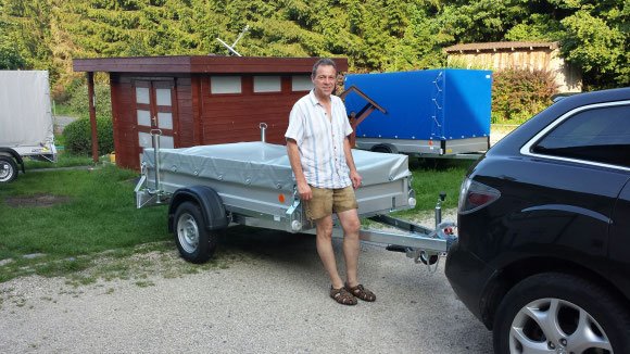 Herr Schneider von ELEKTROPLANUNG SCHNEIDER freut sich über seinen neuen VZ 26 ALU 1200 KG.
