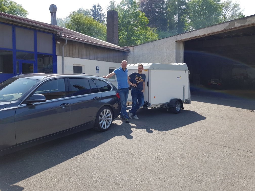 Ein weiterer zufriedener Trailerbuddy-Kunde bei der Abholung.