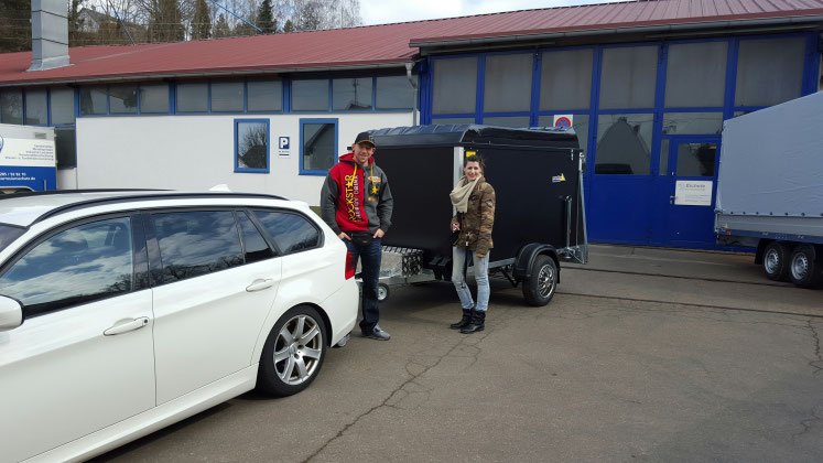 In Frankental fährt dieser coole VZ 27 MULTI O Motorradanhänger in Zukunft rum! Unser Bikerpärchen Anette und Sven freue
