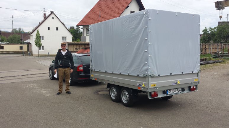 Ein Niederbayer mit seinem neuen VZ 32 Plane! Dominik Pertzl ist jetzt stolzer Besitzer eines TRAILERBUDDY Anhängers.
