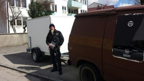 Die V.Pistons US CARS Munich fahren jetzt einen Kofferanhänger vom TRAILERBUDDY.