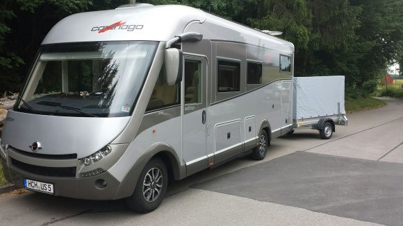 Auch die ganz großen ziehen Trailerbuddys Anhänger! Übergabe AGADOS VZ 26 ALU PLane an Fam. Hochländer.