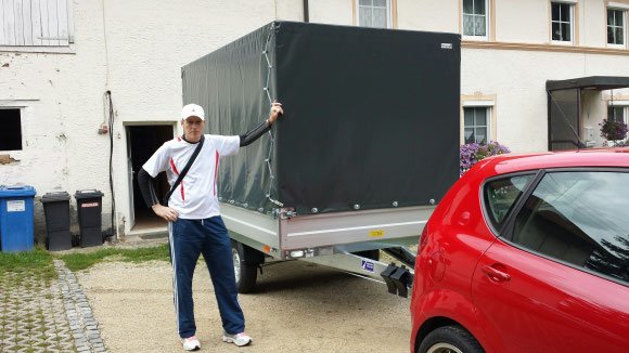 Ein weiterer zufriedener Trailerbuddy-Kunde bei der Abholung.
