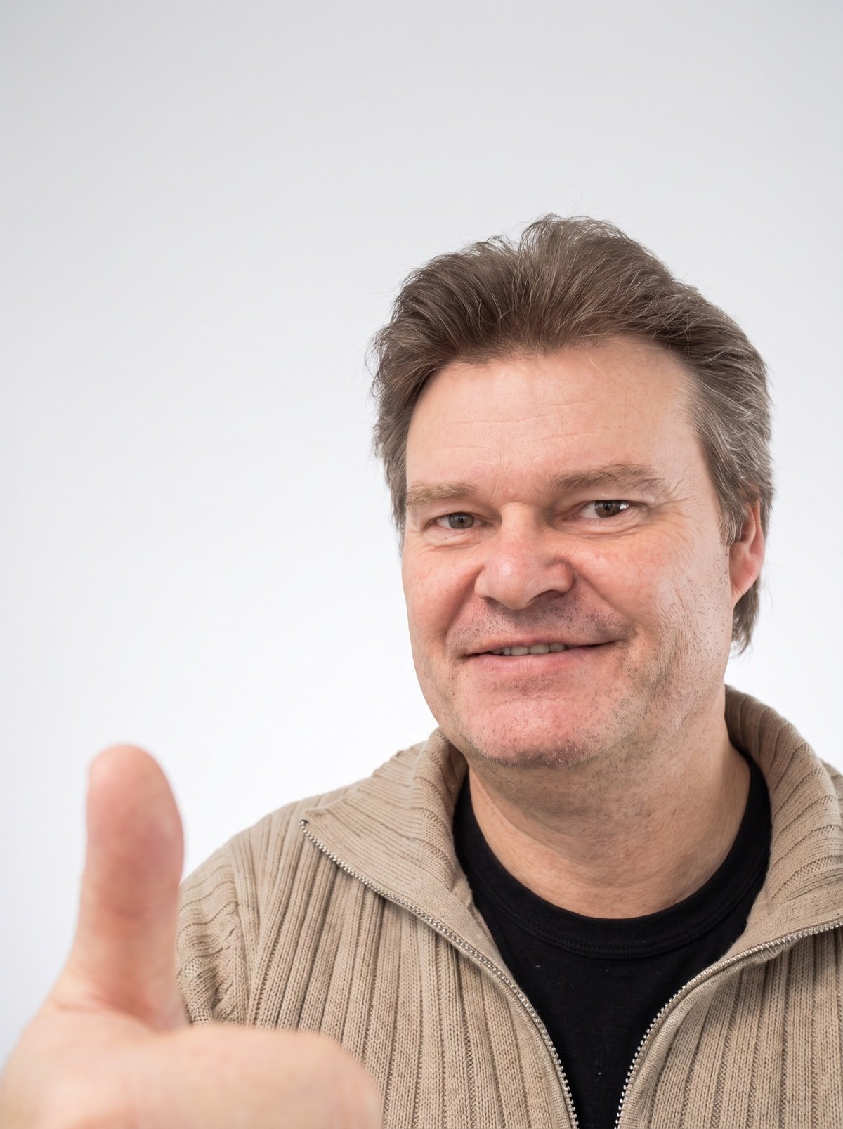 Jochen Malley, Inhaber von Trailerbuddy, mit Daumen hoch