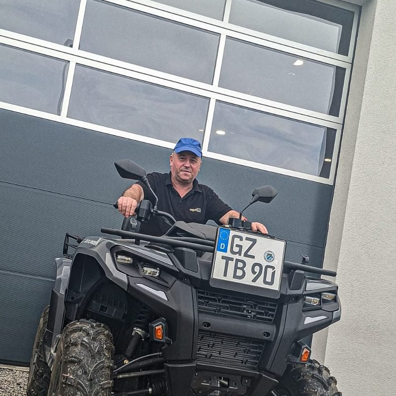 Mircea aus der Trailerbuddy-Werkstatt