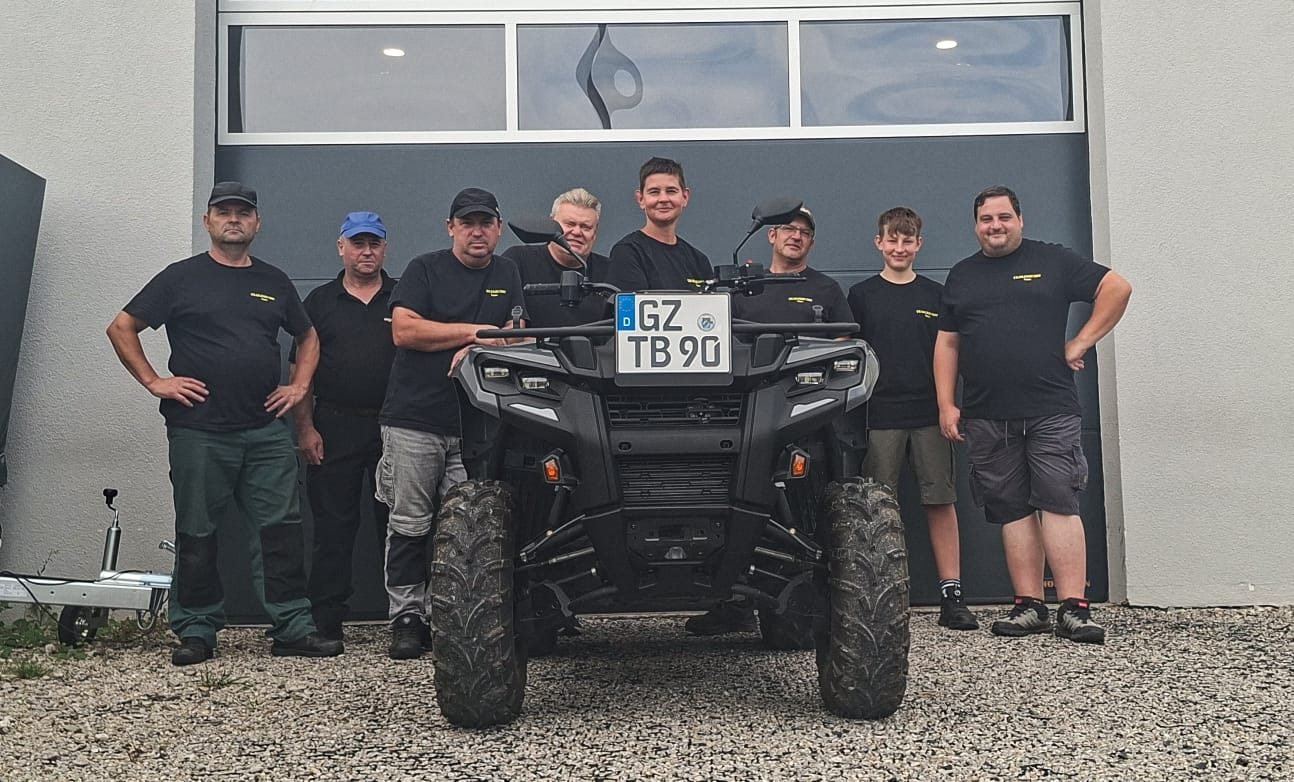 Das gesamte Trailerbuddy-Team vor der Werkstatt in Münsterhausen