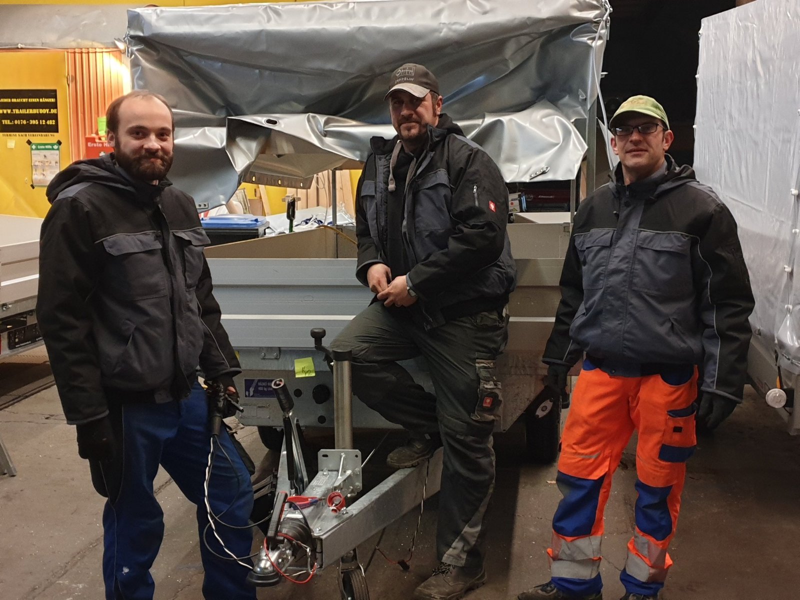 Das Trailerbuddy Werkstatt-Team: Jörg, Torben und Volker in der Werkstatt